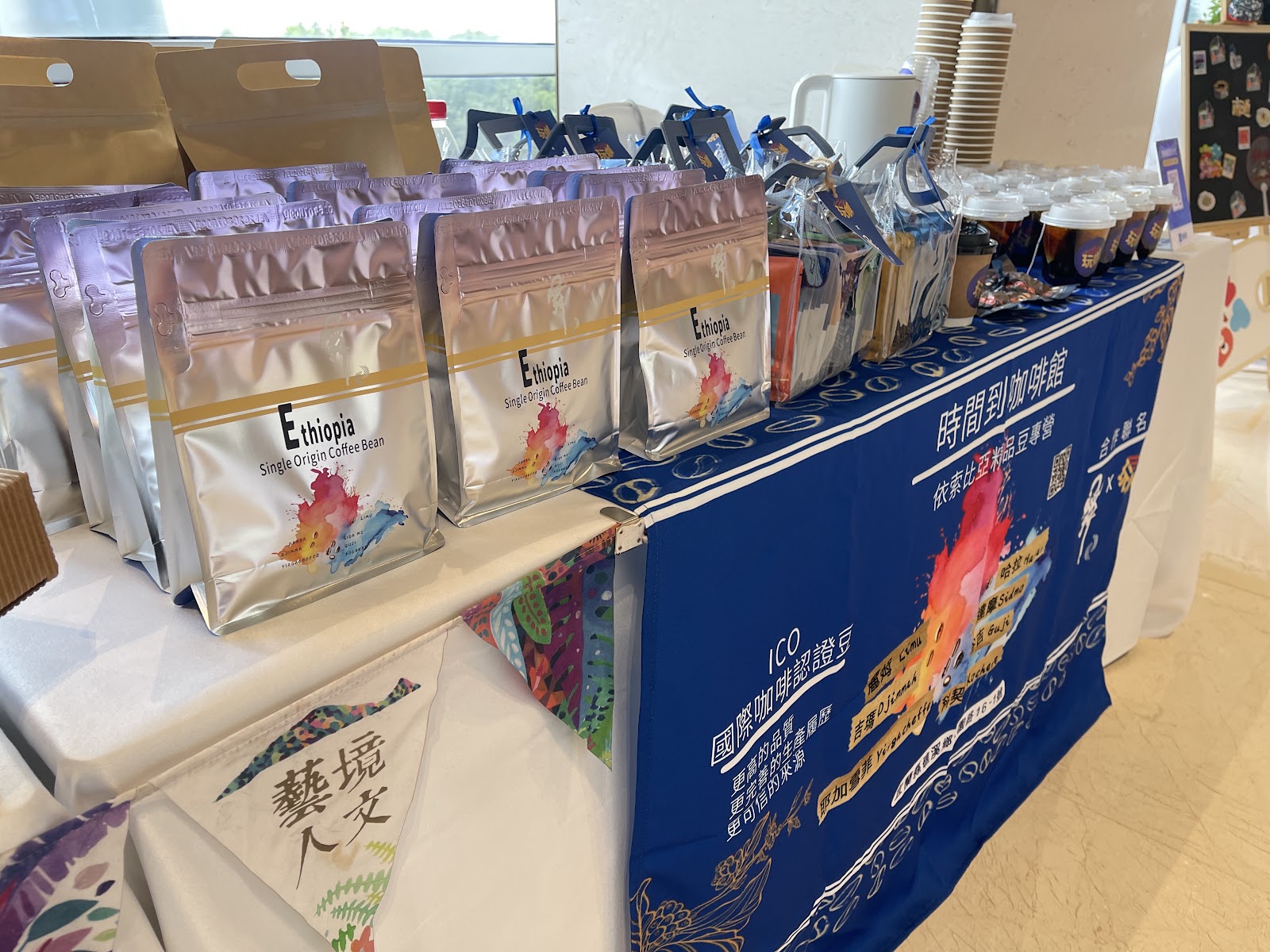 時間到咖啡館與玩咖合作聯名展售桌