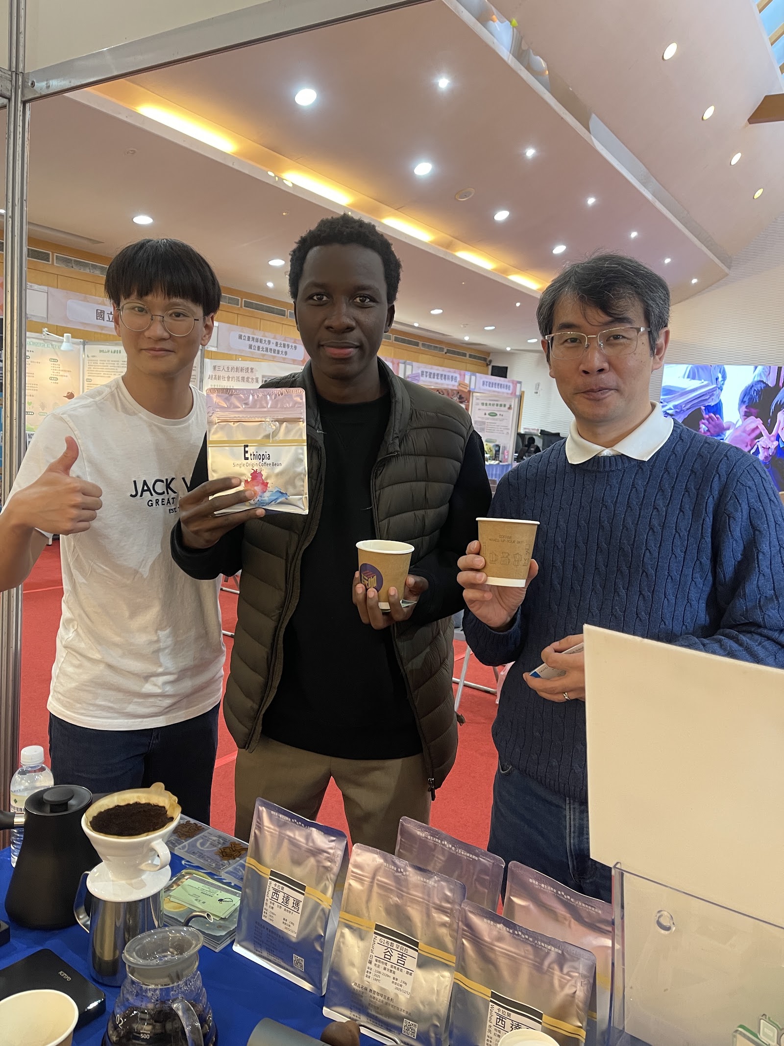 國際朋友在展場品嚐咖啡